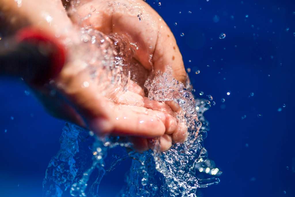 El agua es uno de los recursos fundamentales para el cuidado del planeta.