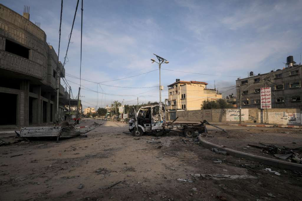 Al Nuseirat (-), 18/01/2024.- Damage in Al Nuseirat refugee camp, Gaza Strip, 18 January 2024, folowing Israeli military operations at the camp. More than 24,600 Palestinians and at least 1,300 Israelis have been killed, according to the Palestinian Health Ministry and the Israel Defense Forces (IDF), since Hamas militants launched an attack against Israel from the Gaza Strip on 07 October, and the Israeli operations in Gaza and the West Bank which followed it. EFE/EPA/MOHAMMED SABER