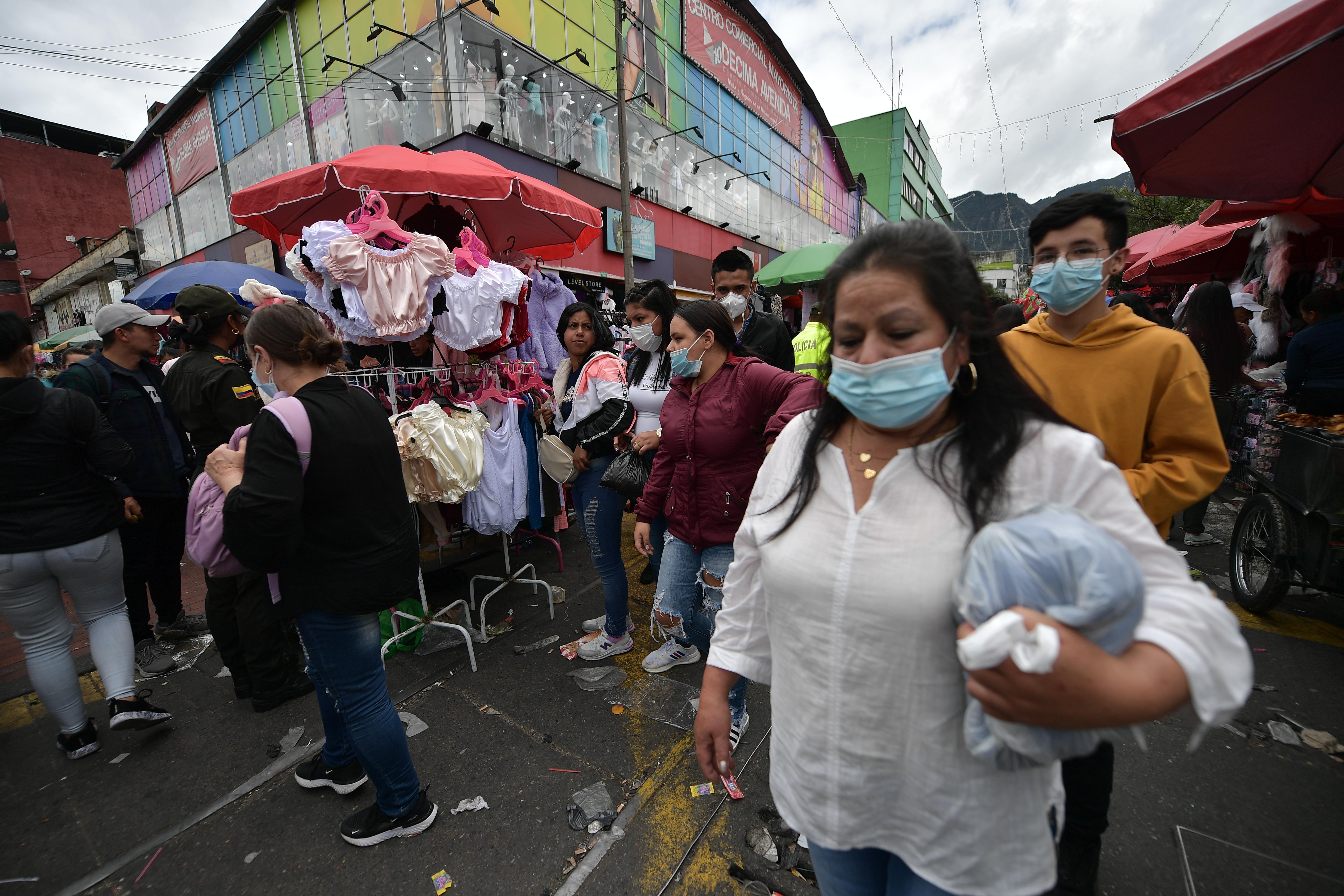 Aglomeraciones y uso indebido del tapabocas durante la jornada de compras navideñas en inmediaciones al San Victorino durante la pandemia del Covid-19