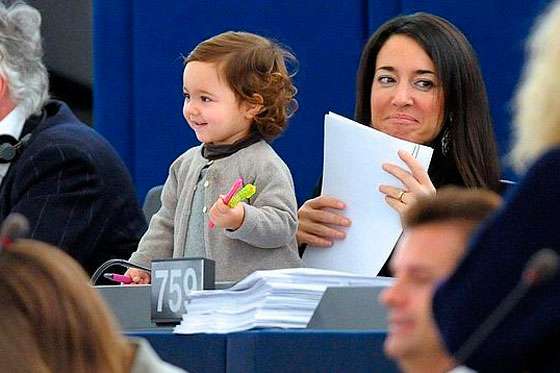 Licia Ronzulli la diputada que trabaja con su hija en el parlamento