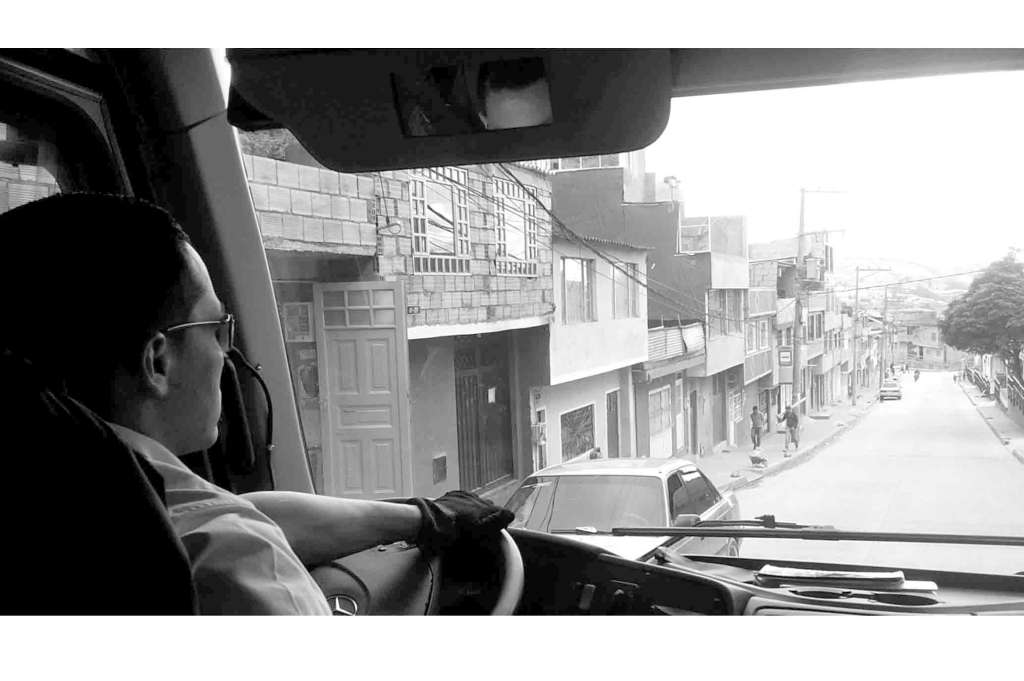 Jhon Peña maneja un bus del SITP que recorre la ruta hacia Puerta al Llano en Usme. / Archivo - El Especatdor