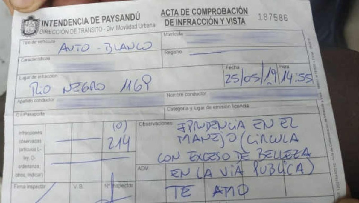 Según narró al equipo de verificación de la AFP Leonardo Rivero, director de Tránsito de la Intendencia de Paysandú, el “inspector enamorado”, como le llaman en las redes sociales, dejó la multa en el parabrisas del coche de su novia, quien también es funcionaria municipal y había estacionado frente a su lugar de trabajo.