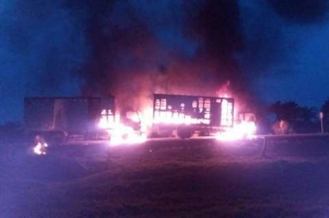 Dos muertos y camiones incinerados deja ataque atribuido al ELN en Arauca