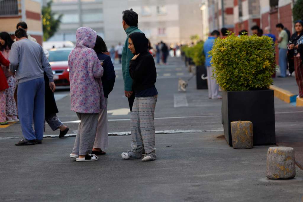 MEX6411. CIUDAD DE MÉXICO (MÉXICO), 02/01/2026.- Personas salen a la calle tras un sismo este viernes, en Ciudad de México (México). Un sismo de magnitud 6,5 en la escala Richter se registró en México a las 7.58 hora local (13.58 GMT), según informó el Servicio Sismológico Nacional. EFE/ Sáshenka Gutiérrez