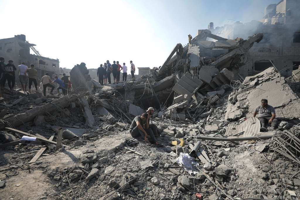 Jabaliya Town (---), 01/11/2023.- Palestinians search for bodies and survivors among the rubble following Israeli airstrikes on Al Falouja in Jabalia town, northern Gaza, 01 November 2023. Overnight, combined IDF troops struck several targets throughout the Gaza Strip as part of its 'ground operations' in the Gaza Strip, the Israel Defense Forces (IDF) said on 01 November, adding that since 07 October the IDF struck over 11,000 targets in the Palestinian enclave. More than 8,500 Palestinians and at least 1,400 Israelis have been killed, according to the IDF and the Palestinian health authority, since Hamas militants launched an attack against Israel from the Gaza Strip on 07 October, and the Israeli operations in Gaza and the West Bank which followed it. EFE/EPA/MOHAMMED SABER