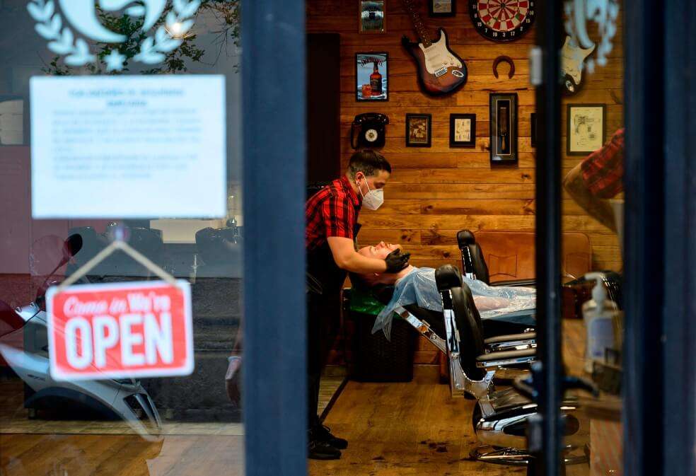 En España comenzó una salida gradual de la cuarentena: las peluquerías abrieron hoy tras 50 días de encierro. / AFP
