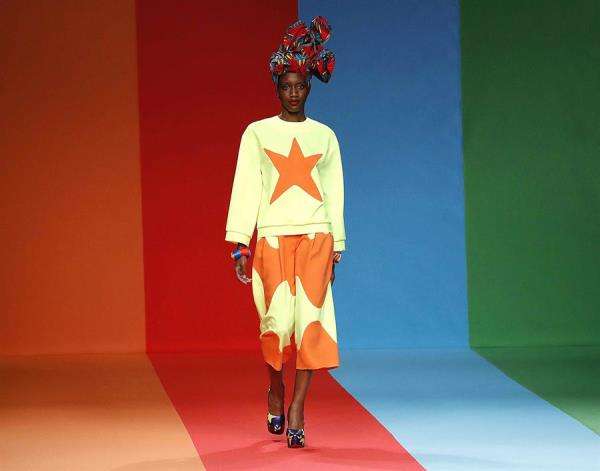 Varias modelos lucen este jueves algunas de las creaciones de la firma de la diseñadora española Ágatha Ruiz de la Prada, en el marco de la Mercedes-Benz Fashion Week Madrid.