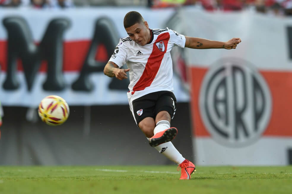 Juan Fernando Quintero (d), durante el partido de este domingo entre River e Independiente. / @CARPoficial