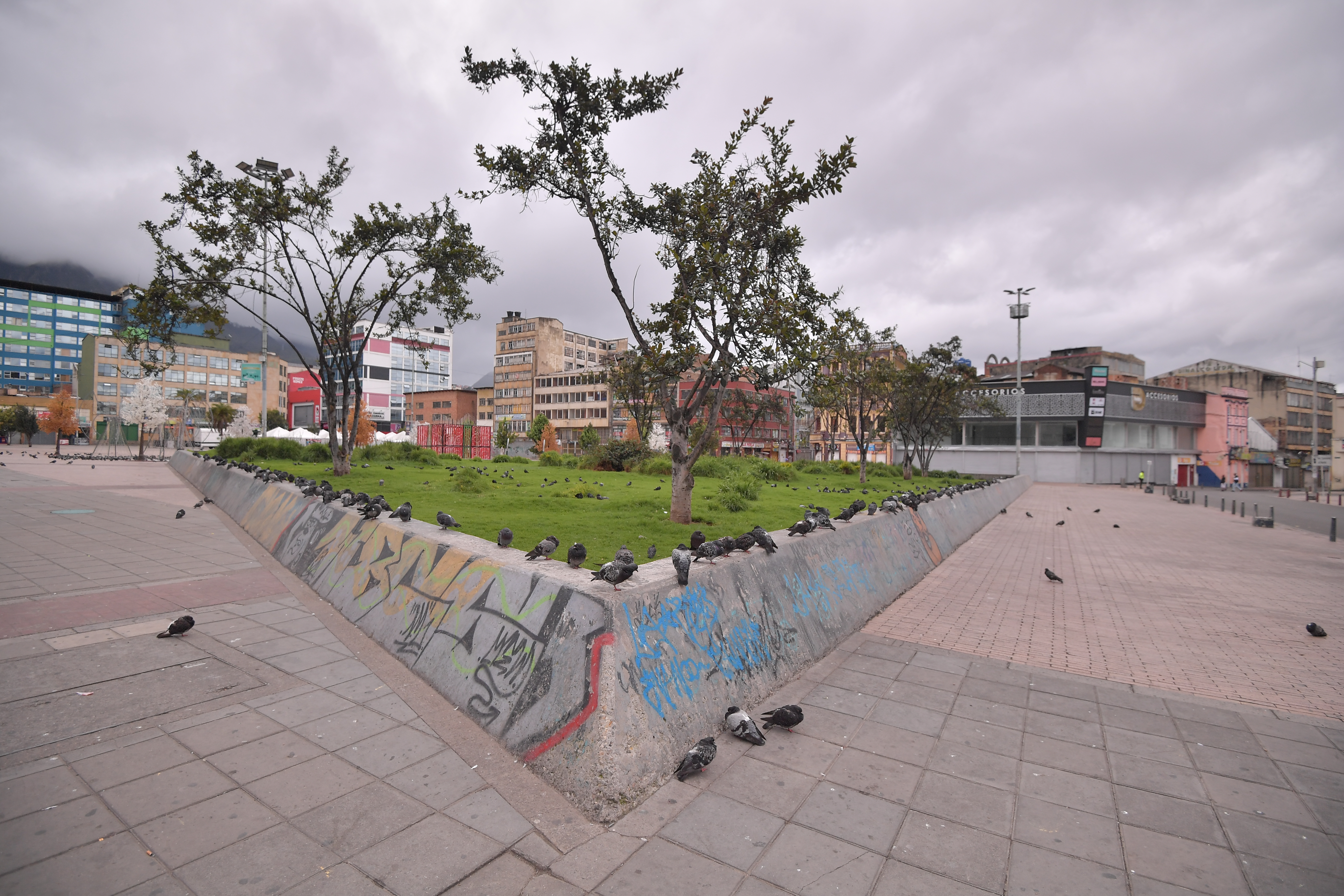 Recorrido por algunas zonas de cuarentena obligatoria en Bogotá a causa de la pandemia por Covid-19; Comparación de estos sitios entre Día y Noche.
