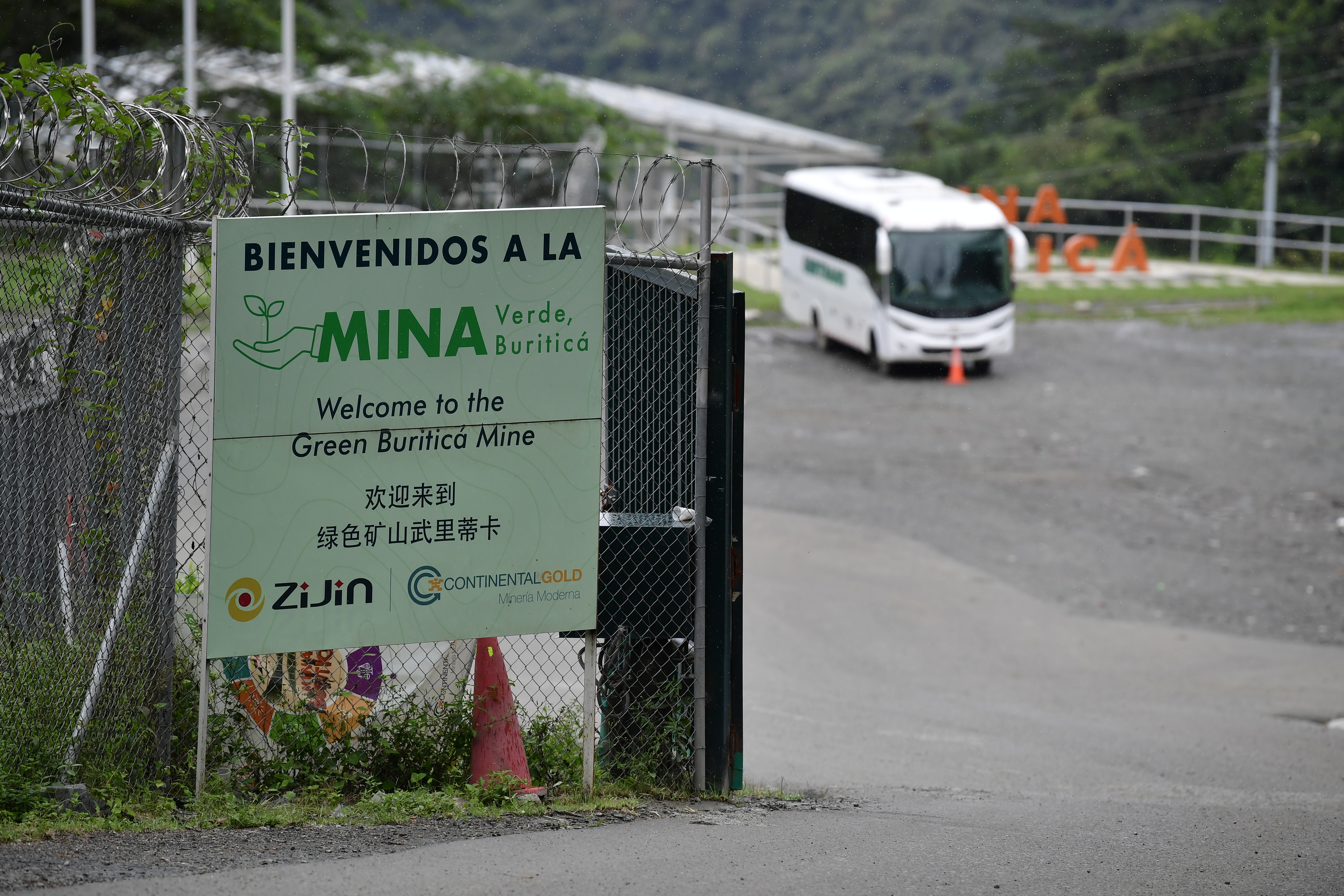 Entrada, túneles, trabajadores y maquinaria de esta mina, ubicada en la vereda Higabra, en Buriticá (Antioquia).