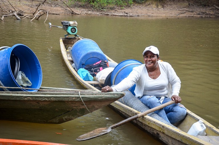 Para reducir la presión sobre los bosques y sensibilizar sobre el uso adecuado del suelo, la FAO implementó la estrategia “Leña sostenible, bosque seguro” en el marco del proyecto GCF–Visión Amazonía, financiado por el Fondo Verde del Clima. Con ella, las comunidades de Paraíso Amazónico recibieron, a través del río Peneya, insumos para iniciar arreglos agroforestales que integren cultivos locales y especies nativas leñosas. También, los agricultores aprendieron la preparación de fertilizantes orgánicos en Escuelas de Campo.