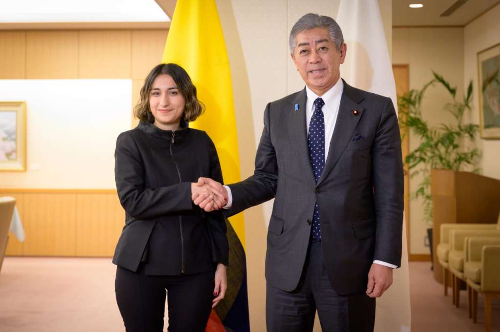 La canciller Laura Sarabia y su homólogo japonés, Takeshi Iwaya.