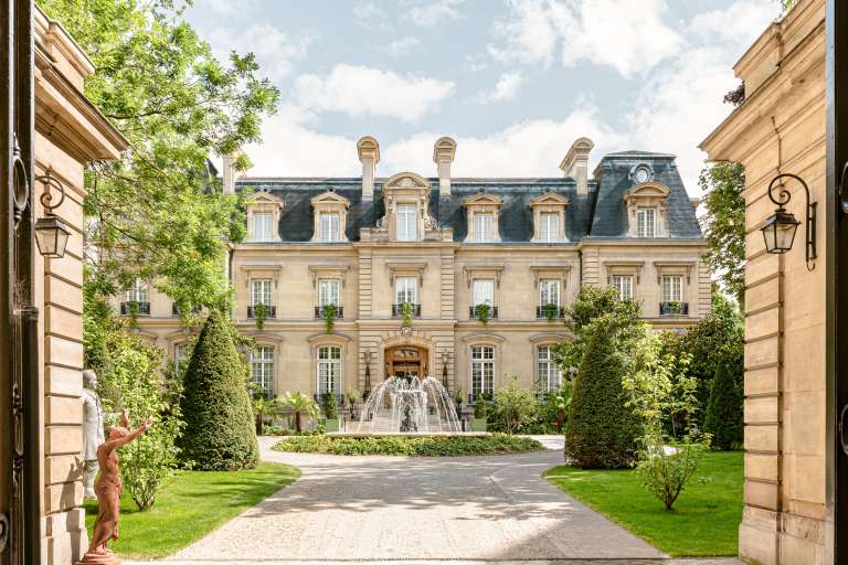 París en primavera es simplemente encantador. Impresionante arquitectura francesa enmarcada por hermosos cielos azules con deliciosos pasteles parisinos y cocina francesa en todo momento. Para vivir una experiencia verdaderamente única en París, debes visitar el hotel Saint James Paris, el único hotel chateau de la ciudad