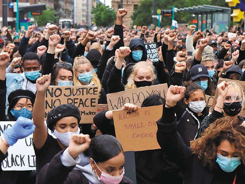 Protestors take part in a march on June 5, 2020 in Frankfurt am Main, western Germany, to show solidarity with the Black Lives Matter movement in the wake of the killing of George Floyd, an unarmed black man who died after a police officer knelt on his neck in Minneapolis. Hundreds of mourners joined an emotional memorial service in Minneapolis for George Floyd, the black man killed by police last week.The police killing of George Floyd led to diverse protests calling for an end to violence towards African Americans, whom studies have found face an elevated risk of dying at the hands of law enforcement. / AFP / Yann Schreiber