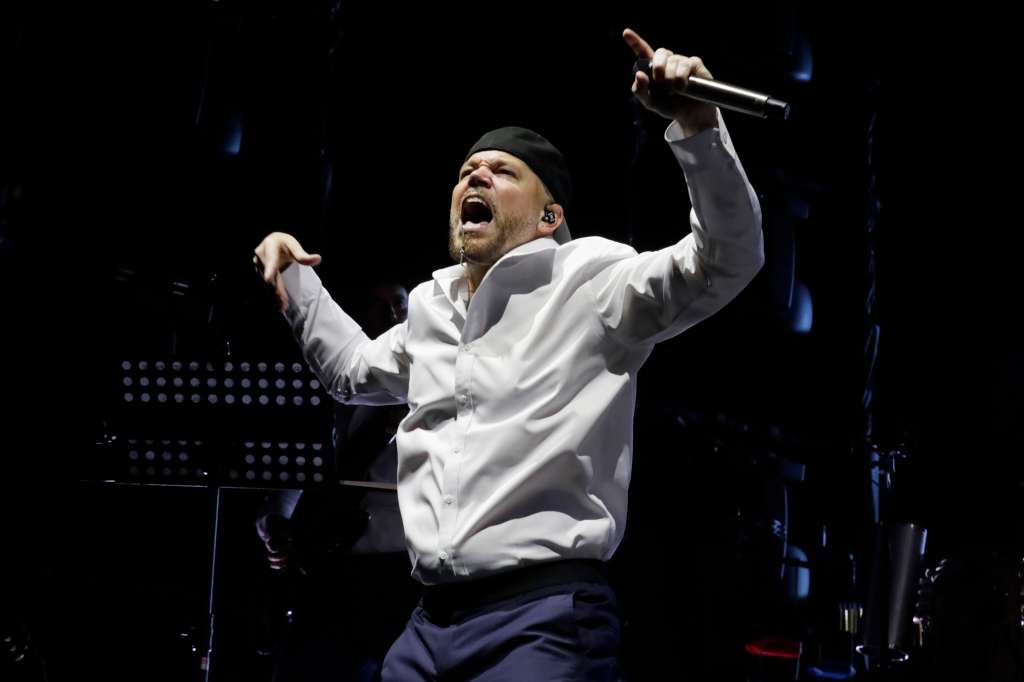 BOG400. BOGOTÁ (COLOMBIA), 12/10/2024.- El rapero puertorriqueño, René Pérez, conocido artísticamente cómo Residente, canta este sábado durante su presentación en el Movistar Arena en Bogotá (Colombia). EFE/ Carlos Ortega