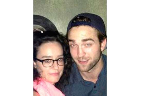 La locutora Lisa Kennedy y Robert Pattinson. / Bang Showbiz