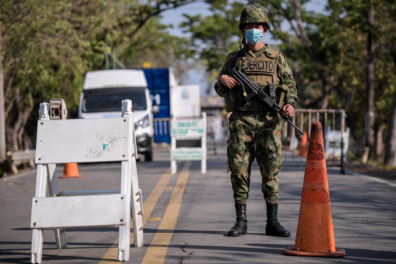 El Puente Internacional José Antonio Páez (PIJAP) es el único punto de control migratorio terrestre, a pesar de que los pasos informales se extienden a lo largo de 296 km de frontera con Venezuela.