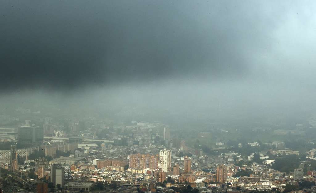 AME3703. BOGOTÁ (COLOMBIA), 05/02/2022.- Fotografía de la ciudad de Bogotá cubierta del humo provocado por incendios provocados por las disidencias de las FARC en el Parque Nacional Natural Serranía de Chiribiquete, hoy, en Bogotá (Colombia). Más de 86.000 hectáreas de bosques se han visto afectadas en Colombia por incendios causados por manos criminales y la temporada seca, especialmente en la Orinoquía y la Amazonía, afectando la calidad del aire de ciudades como Bogotá. EFE/ Mauricio Dueñas Castañeda