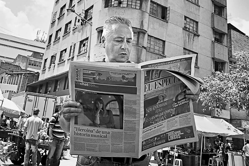Carlos Mario Correa en su recorrido por los pasos de El Espectador en Medellín. / Guillermo Zuluaga Ceballos
