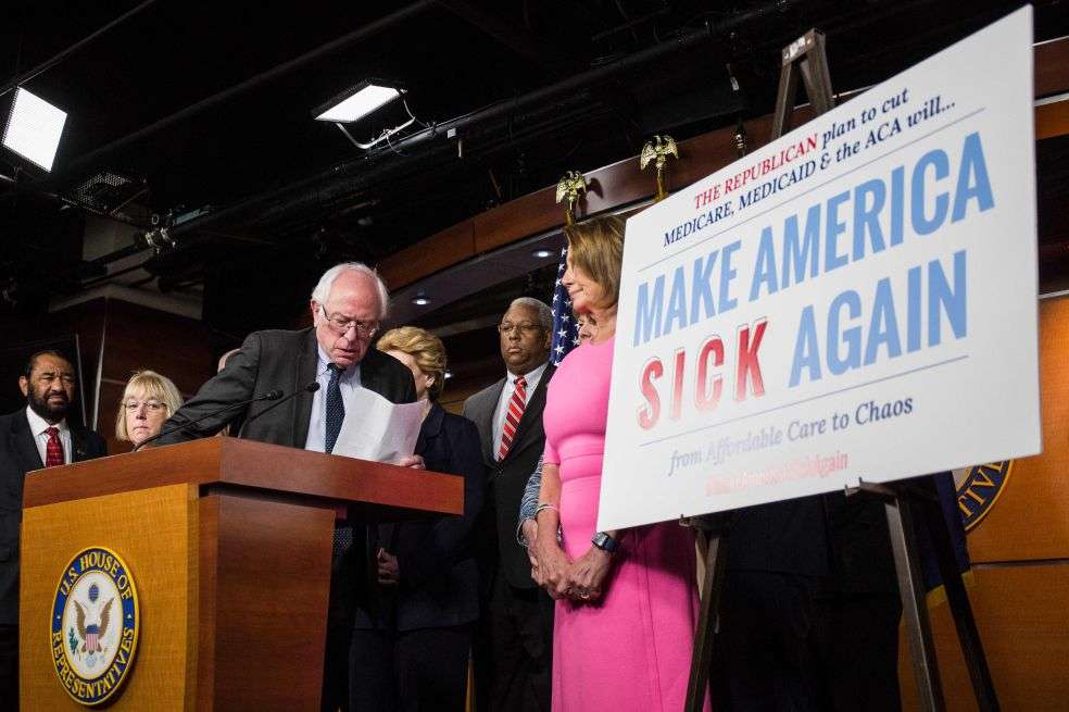 El senador Bernie Sanders y otros demócratas defienden el Obamacare. / AFP