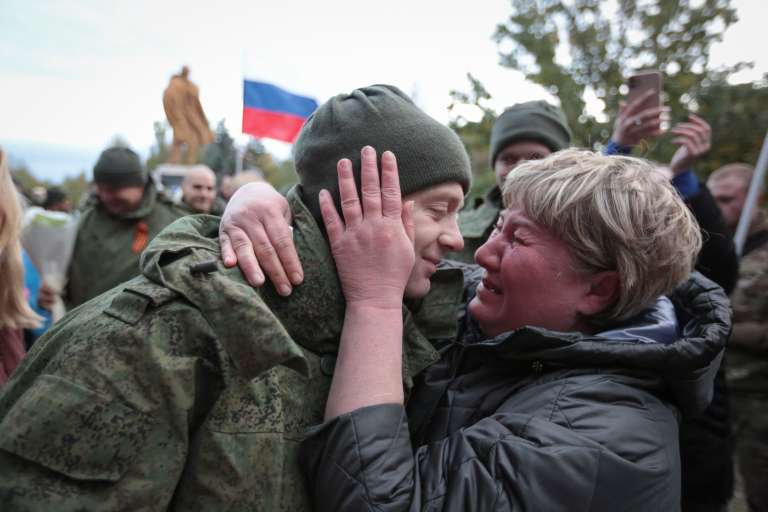-FOTODELDÍA- NOVOAZOVSK (UCRANIA), 21/10/2022.- Una madre recibe a su hijo, miembro de la milicia de la ley de la república popular de Donetsk (DPR), y que fue intercambiado como prisionero de guerra, este viernes en Novoazovsk, en la autoproclamada república popular de Donetsk, Ucrania. EFE/ Alessandro Guerra