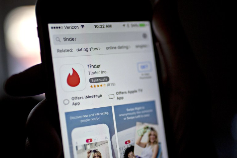 Una de cada tres personas solteras utiliza apps de citas como Tinder
