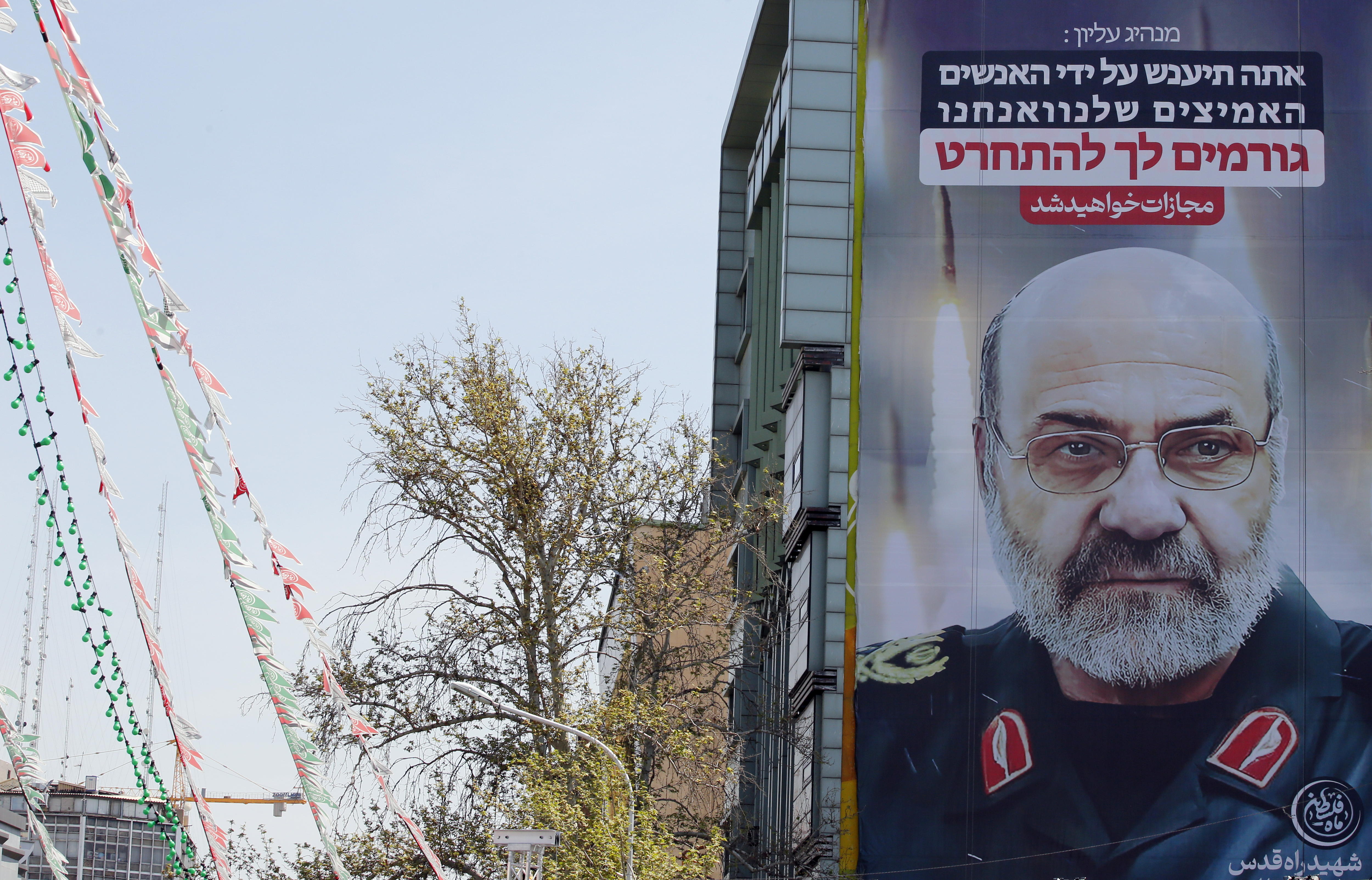 Tehran (Iran (islamic Republic Of)), 03/04/2024.- A large-scale billboard displaying a picture of Iranian Brigadier General Mohammad Reza Zahedi, a commander of the Islamic Revolutionary Guard Corps (IRGC)'s Quds Force, and reading 'You (Israel) will be punished' hangs from a building facade in Tehran, Iran, 03 April 2024. According to Iranian state media quoting the Islamic Revolutionary Guard Corps, at least seven IRGC military advisors, including generals Mohammad Reza Zahedi and Mohammad Hadi Haj Rahimi, were killed in an airstrike on the Iranian consulate building in Syria's capital Damascus on 01 April. Iran has blamed Israel for the attack and vowed to respond. (Protestas, Siria, Damasco, Teherán) EFE/EPA/ABEDIN TAHERKENAREH