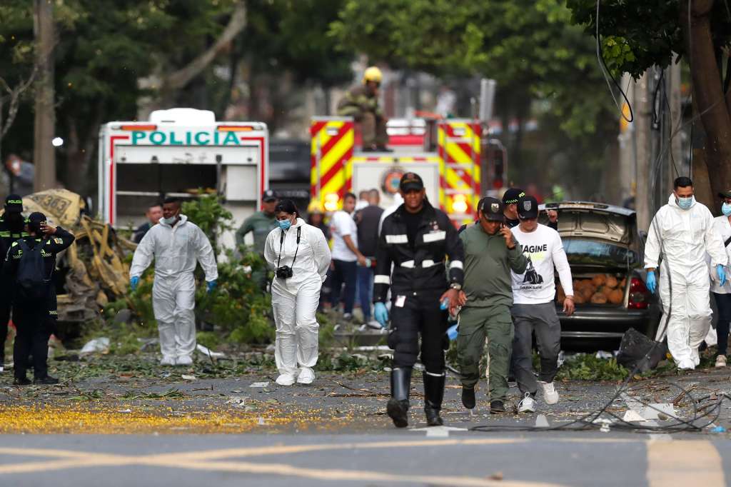 AME2505. CALI (COLOMBIA), 21/08/2025.- Integrantes de la Policía Nacional inspeccionan la zona del atentado tras una explosión en inmediaciones de la Escuela Militar de Aviación Marco Fidel Suárez este jueves, en Cali (Colombia). Al menos cinco personas murieron y 36 resultaron heridas por un atentado perpetrado con un camión bomba. EFE/ Ernesto Guzmán Jr