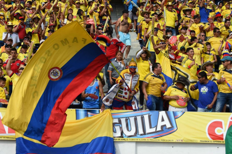 Los hinchas en el estadio Metropolitano celebran la primera victoria de Colombia. / AFP