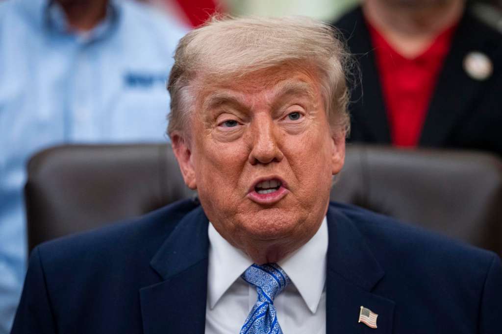 WASHINGTON (United States), 21/05/2026.- US President Donald Trump speaks during an event with Environmental Protection Agency Administrator Lee Zeldin in the Oval Office at the White House in Washington, DC, USA, 21 May 2026. Trump discussed plans to roll back Biden-era refrigerant regulations affecting cooling and refrigeration systems. EFE/EPA/AL DRAGO / POOL NEWS SERVICE OK