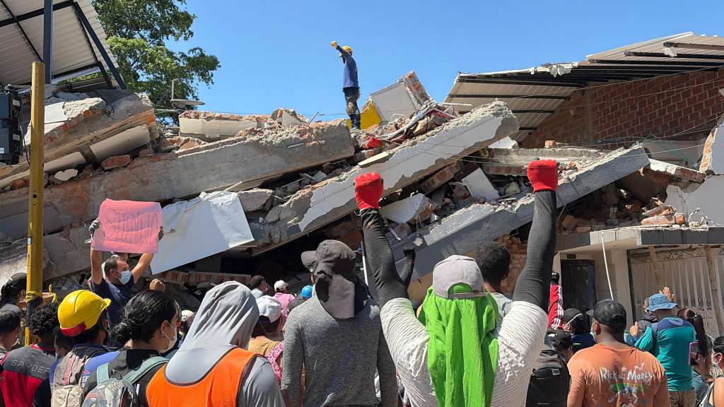 Voluntarios, vecinos y organismos de socorro se unieron a las labores de búsqueda mientras familiares esperaban noticias de quienes permanecían bajo los escombros.