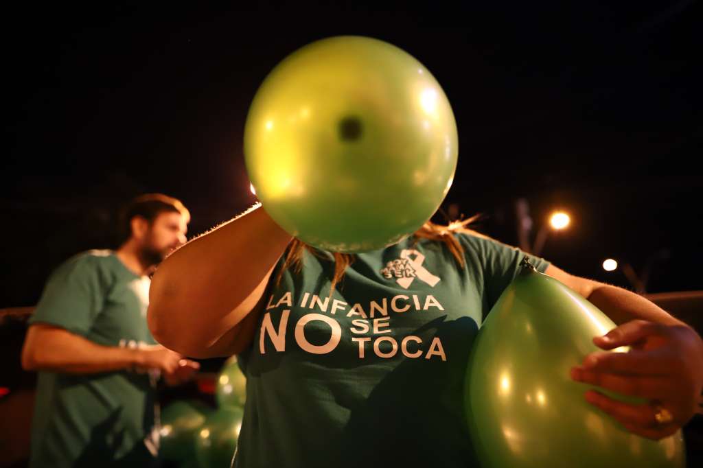 AME8548. ASUNCIÓN (PARAGUAY), 11/05/2022.- Una multitud de personas participa de una manifestación contra del abuso infantil en Asunción, tras el caso del niño abusado en un colegio de la ciudad de Lambaré por estudiantes mayores del mismo plantel. EFE/Nathalia Aguilar
