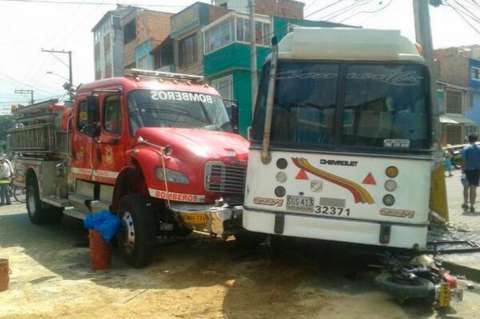 Carro de bomberos, bus y moto chocaron en el sur de Bogotá