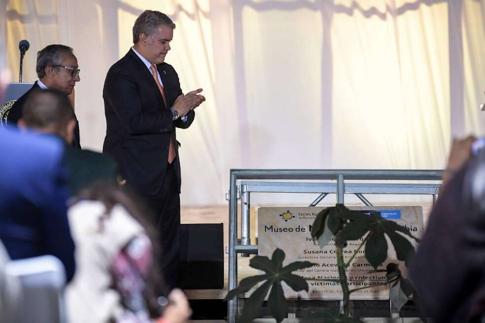 El presidente Iván Duque junto al director del Centro Nacional de Memoria Histórica, Darío Acevedo, con quien instaló la primera piedra del Museo de Memoria de Colombia./ Fotos: Mauricio Alvarado - El Espectador. 