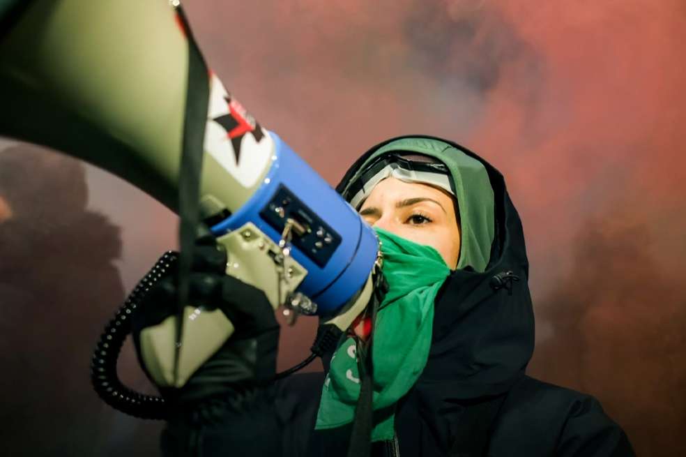 El Tribunal Constitucional de Polonia declaró la eliminación del concepto de la malformación fetal como causal del aborto, lo que convierte al país en una de las naciones con las leyes más estrictas en Europa en esta materia. Cada año unas 200.000 mujeres abortan en el extranjero o clandestinamente a nivel local. La nueva ley solo permite el aborto en casos de violación, incesto o cuando amenaza la vida de la madre.