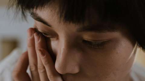 ¿Pagarías para que un hombre atractivo te seque las lágrimas? Así es este servicio en Japón