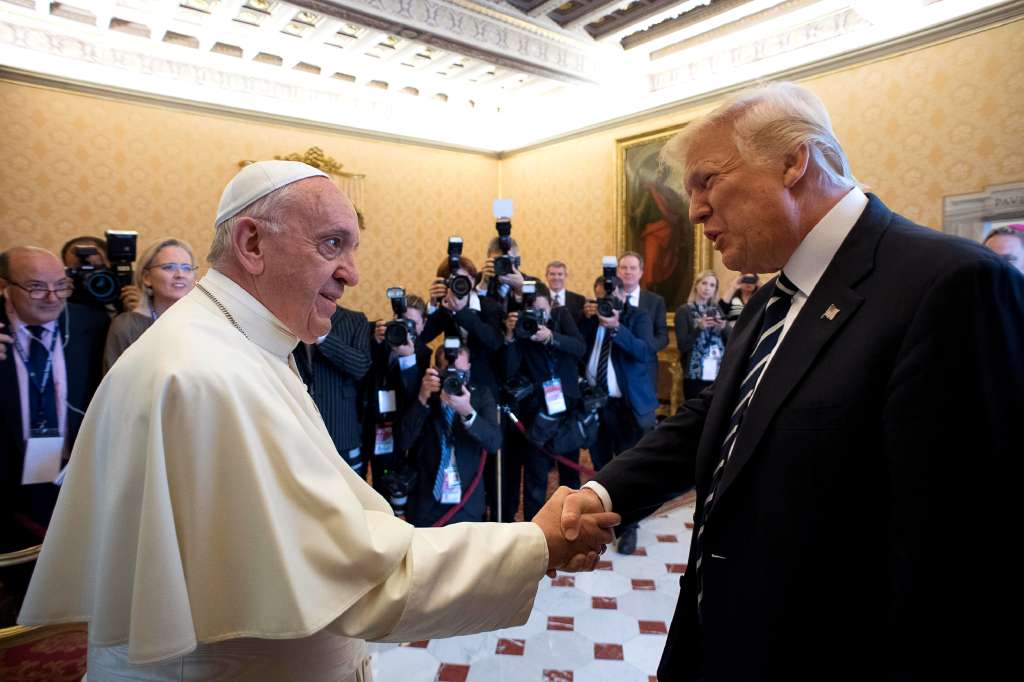 Fotografía de archivo. El presidente Donald Trump durante su encuentro con el papa Francisco en 2017.
