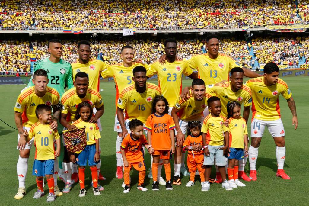 . BARRANQUILLA (COLOMBIA), 06/06/2025.- Jugadores de Colombia forman este viernes, en un partido por las eliminatorias sudamericanas para el Mundial 2026 entre las selecciones de Colombia y Perú en el estadio Metropolitano en Barranquilla (Colombia). EFE/Mauricio Dueñas Castañeda