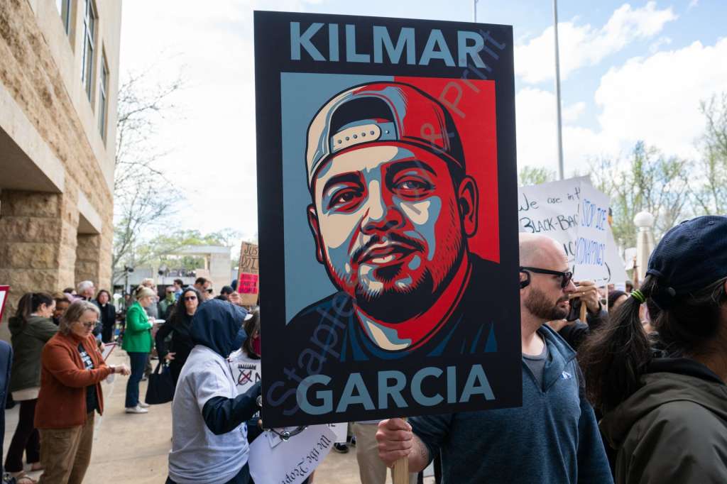 AGX01. BOGOTÁ (COLOMBIA), 06/06/2025.- Fotografía de archivo del 15 de abril de 2025 de un hombre sosteniendo un cartel con la imagen de Kilmar Ábrego García, el migrante salvadoreño deportado por "un error administrativo" del Gobierno de Estados Unidos en Greenbelt (EE.UU.). García está en camino de vuelta al país norteamericano, donde enfrentará cargos por presunto tráfico de personas, informaron este viernes medios estadounidenses. EFE/ Annabelle Gordon ARCHIVO
