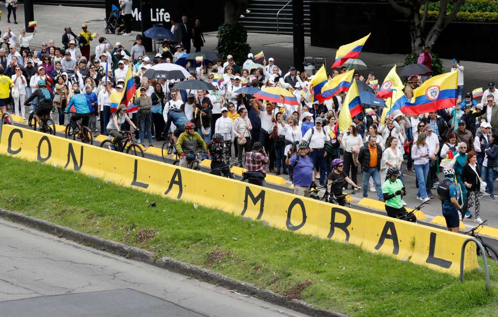 AME4418. BOGOTÁ (COLOMBIA), 08/06/2025.- Personas participan en una caminata por la paz y en apoyo al senador Miguel Uribe Turbay este domingo, en Bogotá (Colombia). La peor expresión de la violencia política colombiana resurgió con el atentado que tiene entre la vida y la muerte al senador y aspirante presidencial de derecha Miguel Uribe Turbay, un ataque que avivó el temor a que el país vuelva a los oscuros años de finales del siglo pasado cuando fueron asesinados varios candidatos presidenciales. EFE/ Mauricio Dueñas Castañeda