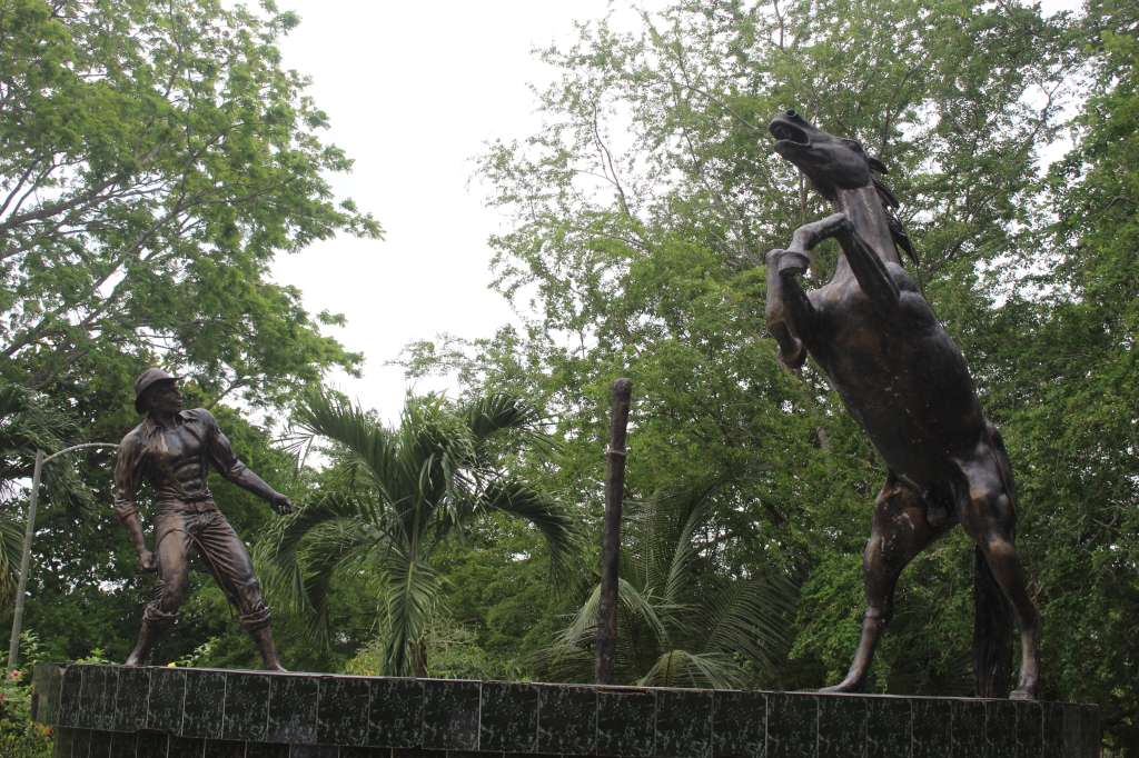 Monumento al llanero y su caballo en la cabecera municipal de San Luis de Palenque, Casanare.