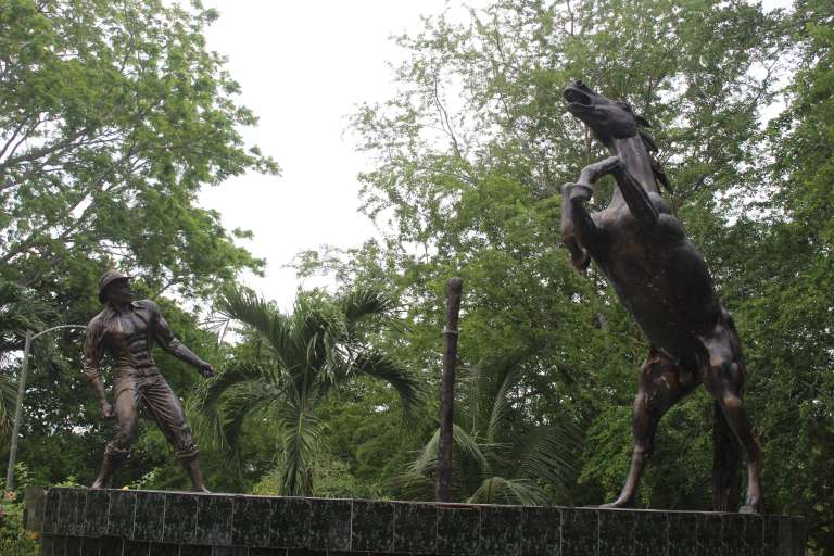 Monumento al llanero y su caballo en la cabecera municipal de San Luis de Palenque, Casanare.