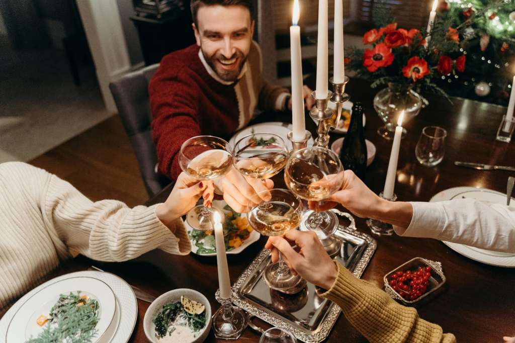 Bajo la temática "Mil y Una Noches", los asistentes podrán disfrutar de una fiesta con cena buffet con ocho estaciones de comida, barra libre de cócteles y un brindis de medianoche para celebrar el nuevo año.