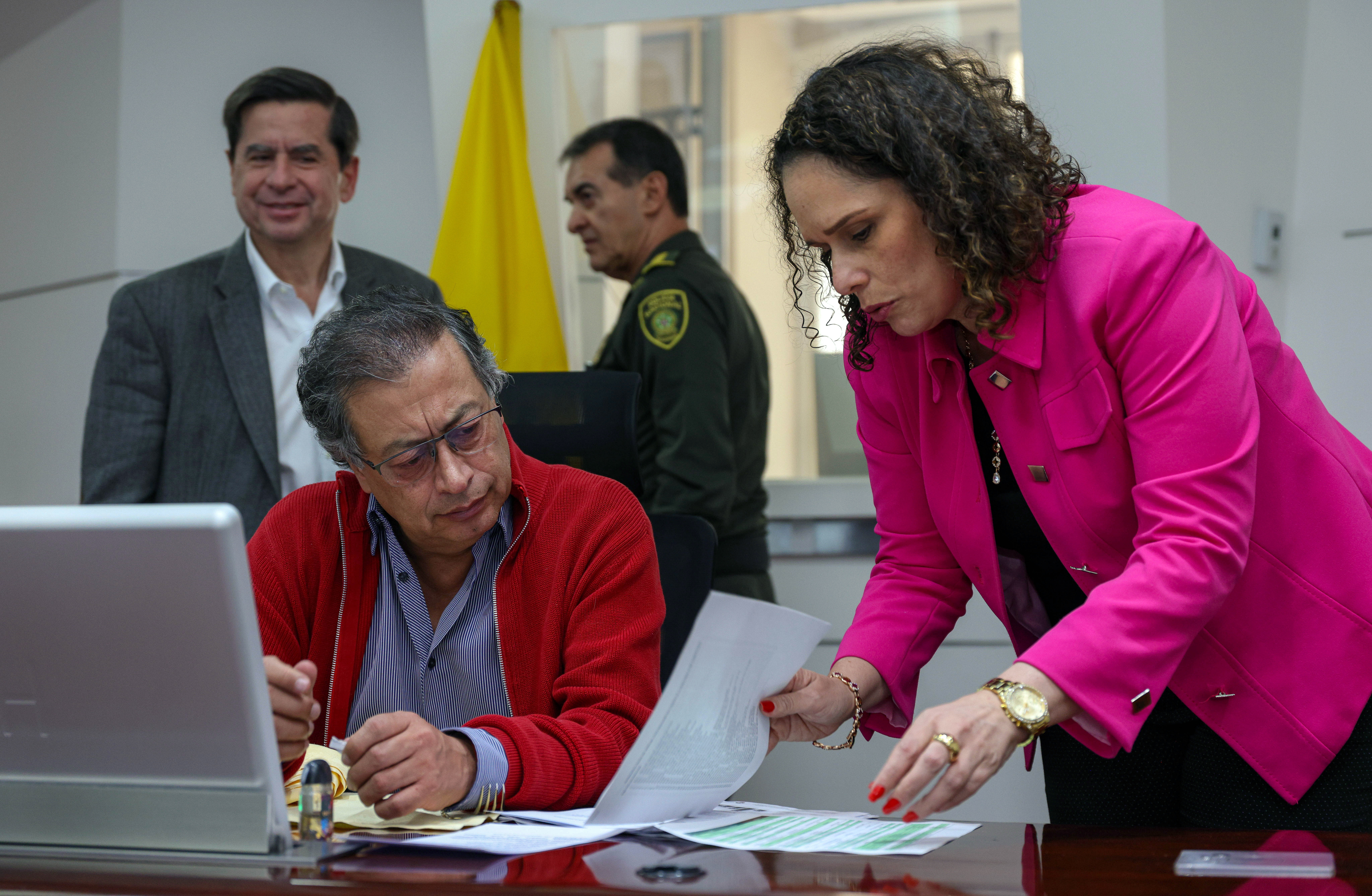 BOG700. BOGOTÁ. (COLOMBIA), 05/09/2024.- Fotografía cedida por la oficina de prensa de la presidencia de la República del mandatario Gustavo Petro (c) reunido con la ministra de transporte, María Constanza García, y el ministro del Interior, Juan Fernando Cristo, este jueves en Bogotá (Colombia). El ministro del Interior de Colombia, Juan Fernando Cristo, aseguró este jueves al termino de un Consejo de Seguridad en el marco del paro camionero y de transportistas que afecta al país que el Gobierno ha llegado "hasta el límite" en las propuestas para levantar los bloqueos y criticó la "actitud inflexible" de los transportistas. EFE/ Presidencia De Colombia / SOLO USO EDITORIAL/NO VENTAS/SOLO DISPONIBLE PARA ILUSTRAR LA NOTICIA QUE ACOMPAÑA/CRÉDITO OBLIGATORIO