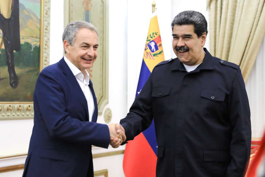 AME2036. CARACAS (VENEZUELA), 03/10/2022.- Fotografía cedida por Prensa de Miraflores donde se observa al presidente de Venezuela, Nicolás Maduro (d), durante una reunión con el expresidente de España José Luis Rodríguez Zapatero, hoy, en Caracas (Venezuela). El presidente de Venezuela, Nicolás Maduro, recibió este lunes al expresidente del Gobierno de España José Luis Rodríguez Zapatero en el Palacio de Miraflores, informó el canal estatal Venezolana de Televisión (VTV), sin ofrecer detalles sobre el motivo ni el contenido del encuentro. EFE/ Prensa De Miraflores / SOLO USO EDITORIAL/ SOLO DISPONIBLE PARA ILUSTRAR LA NOTICIA QUE ACOMPAÑA (CRÉDITO OBLIGATORIO)