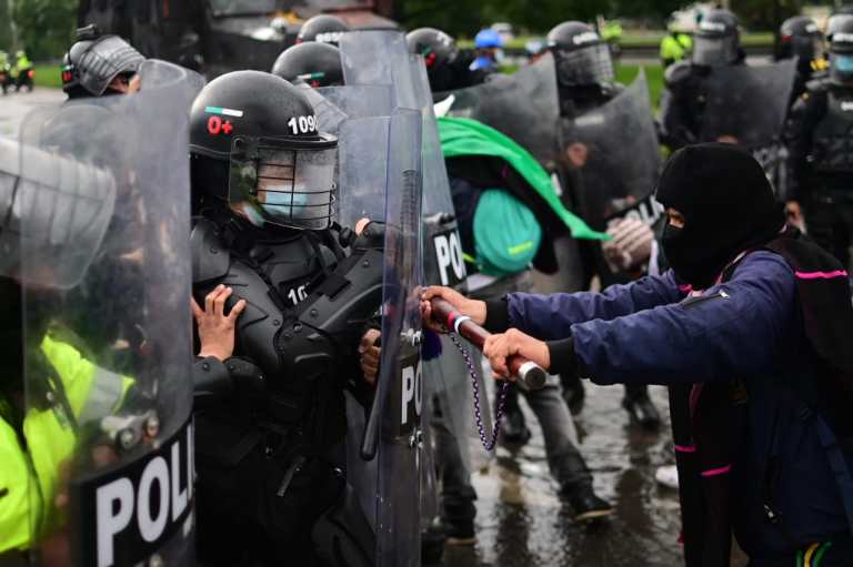 Por su parte la Policía también denunció violencia por parte de los manifestantes hacia sus uniformados.