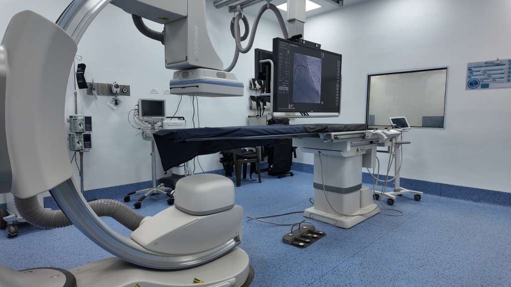 Primer angiógrafo de alta tecnología para la salud pública capitalina.