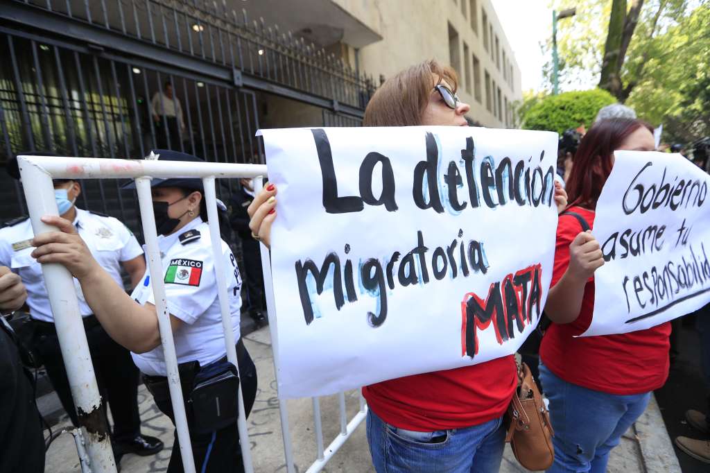 MEX795. CIUDAD DE MÉXICO (MÉXICO), 29/03/2023.- Integrantes de organizaciones y migrantes se manifiestan en memoria de las 39 personas extranjeras fallecidas en una estación migratoria, hoy, frente a la Secretaría de Gobernación, en Ciudad de México (México). Migrantes y organizaciones se manifestaron este miércoles en la Ciudad de México en solidaridad con las 39 personas extranjeras en tránsito fallecidas el lunes por un incendio en una estación migratoria de la fronteriza Ciudad Juárez, estado de Chihuahua, norte del país. EFE/ Mario Guzman
