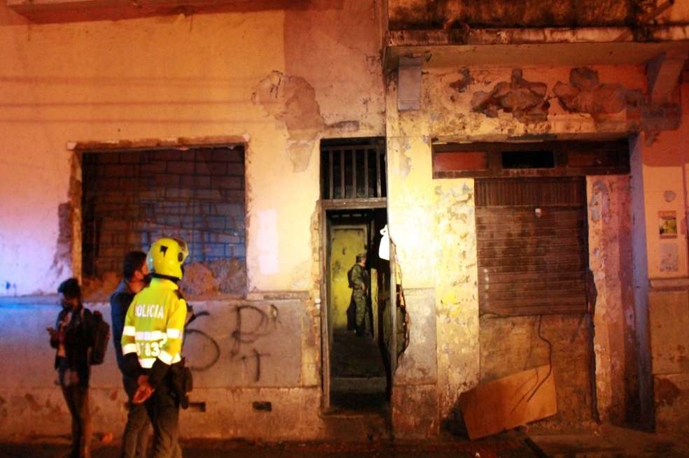 Autoridades incautaron cinco armas blancas durante el operativo.