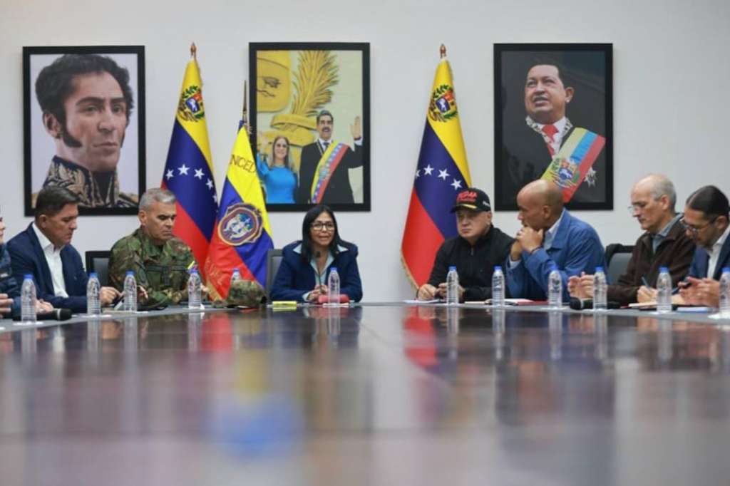 AME2306. CARACAS (VENEZUELA), 04/01/2026.- Captura de pantalla de la cuenta oficial en instagram de la vicepresidenta ejecutiva de Venezuela, Delcy Rodríguez (c), hablando en una reunión este domingo, en Caracas (Venezuela). Rodríguez invitó al Gobierno de EE.UU. a trabajar conjuntamente en una "agenda de cooperación", un día después de la captura del mandatario Nicolás Maduro y de que el presidente Donald Trump revelara que su país mantiene comunicación con la líder chavista . EFE/ @delcyrodriguezv /SOLO USO EDITORIAL/ NO VENTAS/ SOLO DISPONIBLE PARA ILUSTRAR LA NOTICIA QUE ACOMPAÑA (CRÉDITO OBLIGATORIO)